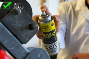 Lubricate the winch gears with XPS Lube to ensure smooth operation. 